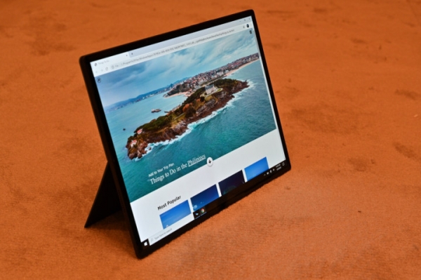Intel представил гигантский 17-дюймовый складной планшет, превращающийся в ноутбук