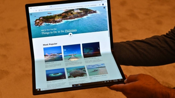 Intel представил гигантский 17-дюймовый складной планшет, превращающийся в ноутбук