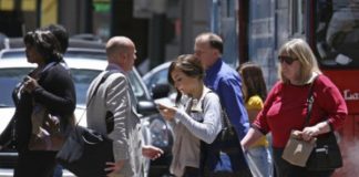 Пешеходов Нью-Йорка ждут штрафы за использование смартфонов на переходе