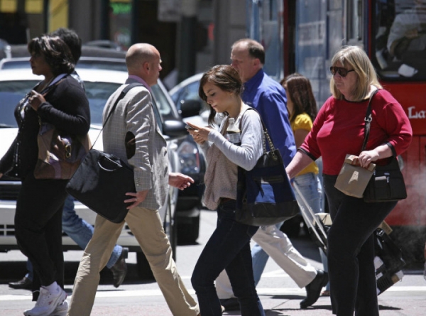 Пешеходов Нью-Йорка ждут штрафы за использование смартфонов на переходе