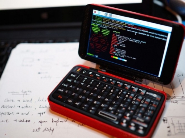 hgTerm – крошечный 4-дюймовый ноутбук размером со смартфон