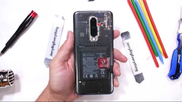 Прозрачный OnePlus 7 Pro с открытой выдвижной камерой на видео