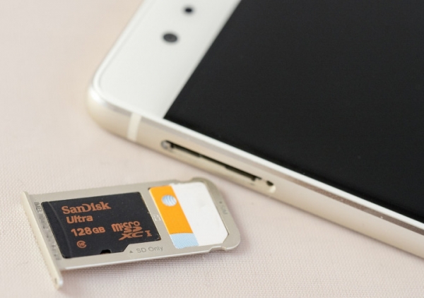 Huawei теперь не может выпускать смартфоны со слотом для карт microSD