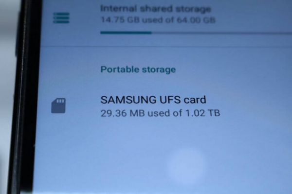 Hisense показала смартфон с UFS-картами. Они в разы быстрее microSD
