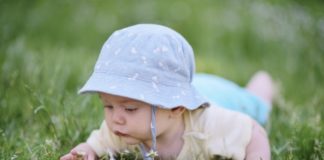 Способ появления на свет влияет на микробиоту младенца, но недолго