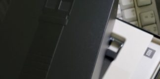 Xiaomi Mi Watch засветилиcь на фото в коробке накануне анонса