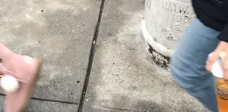 Дизайнер расклеил по всему городу наклейки с AirPods ради шутки