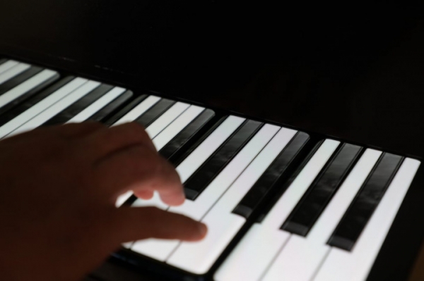 OnePlus сделал пианино из 17 смартфонов OnePlus 7T Pro