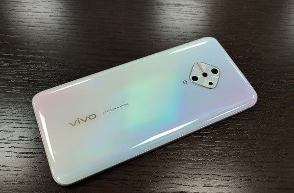 Vivo V17 с квадратной основной камерой позирует на фото