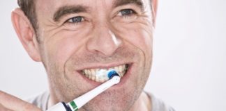 Частая чистка зубов может защитить от проблем с сердцем