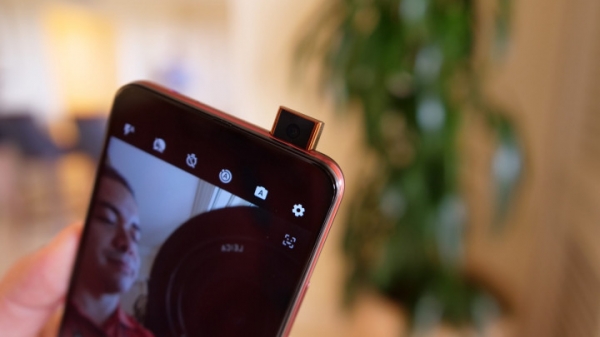 Motorola One Hyper – смартфон-середнячок с выдвижной камерой и быстрой зарядкой