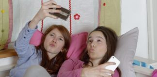 Психиатры подсчитали, сколько подростков зависит от смартфонов