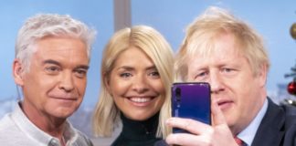 Селфи премьера Великобритании на смартфон Huawei вызвал скандал