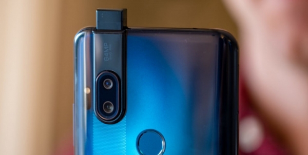 Motorola One Hyper – смартфон-середнячок с выдвижной камерой и быстрой зарядкой